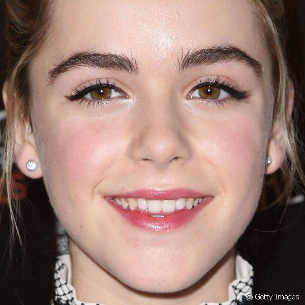 O delineador preto garantiu um visual mai maduro para a atriz de 15 anos, durante evento em Los Angeles, em 2014